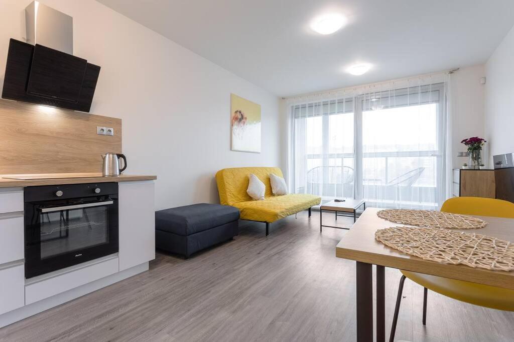 Yellow Apartment With Parking Praha Eksteriør bilde