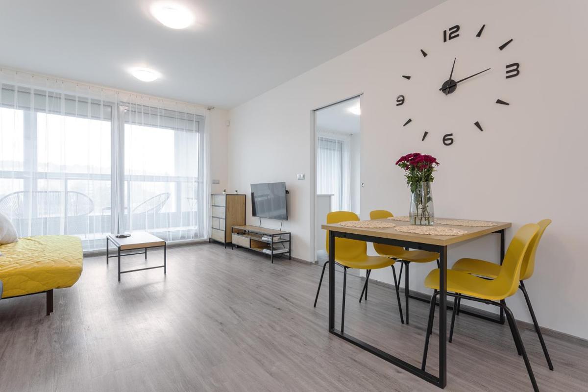 Yellow Apartment With Parking Praha Eksteriør bilde